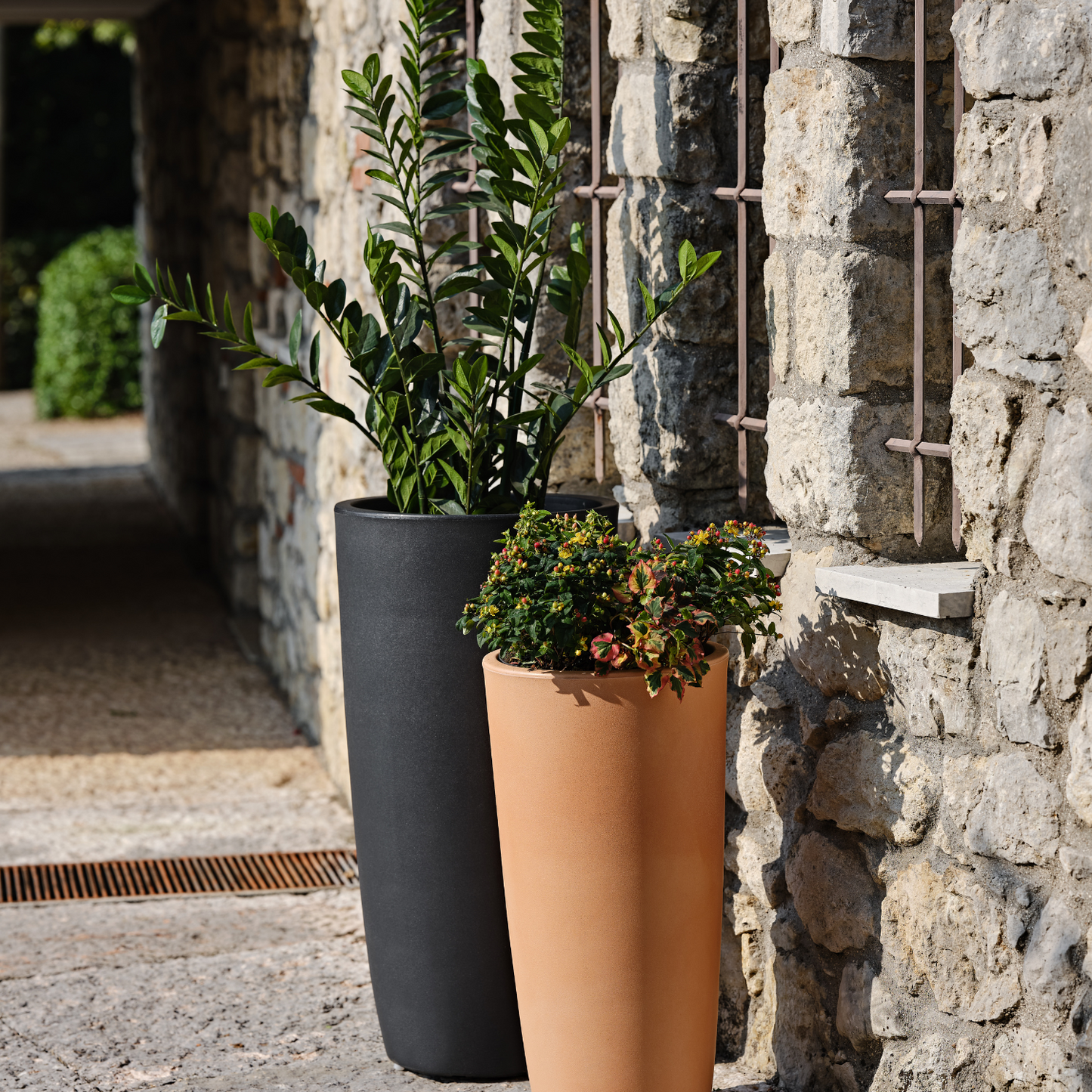 ქოთანი „დაფნე“ ⌀40სმ, ნახშირისფერი