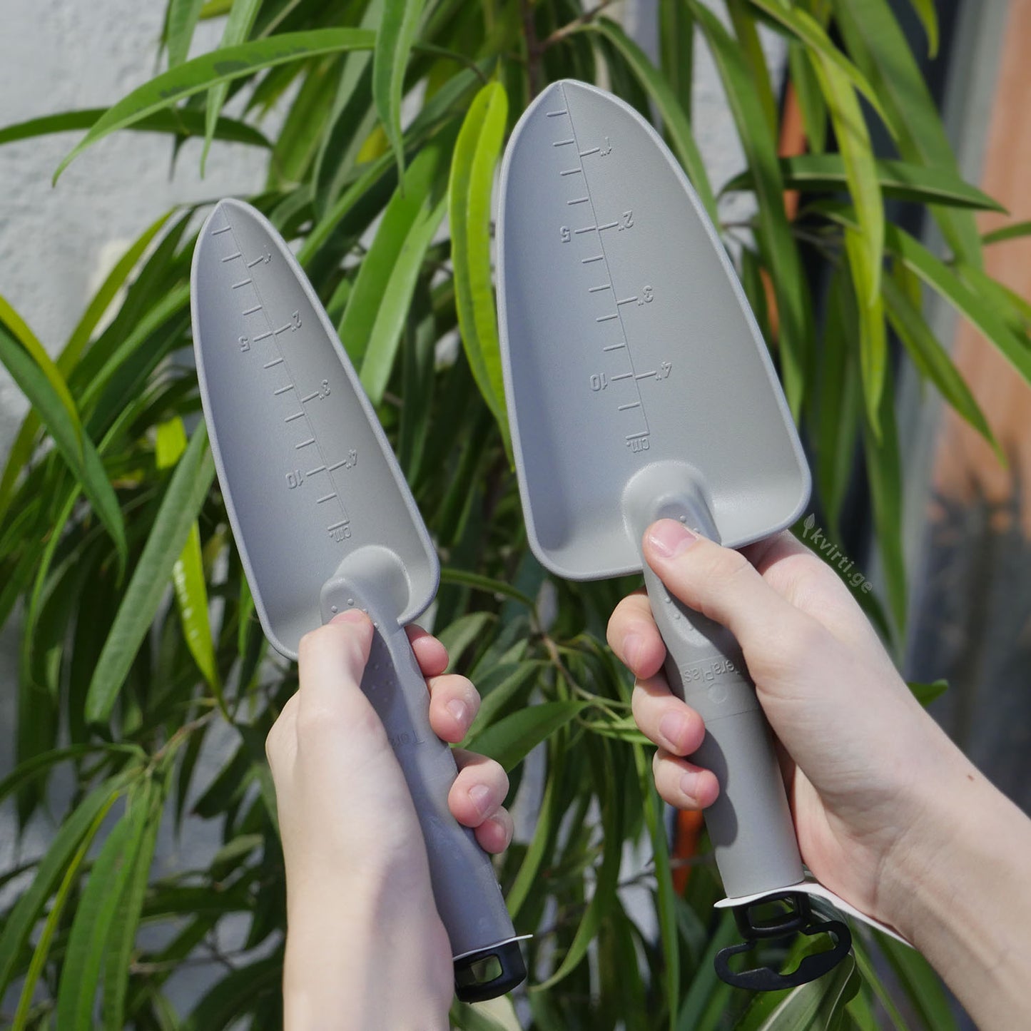 Narrow hand transplanter GAIA (S) FOG GREY